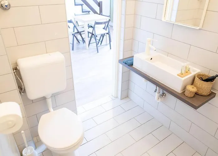 N28 Next To Andrassy Boulevard. * Budapesta